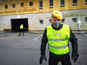 unidad-militar-de-emergencias-desinfecta-puerto-lonja