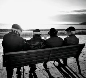 personas-mayores-paseo-maritimo-almeria