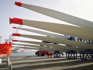 Aspas para molinos eólicos, en el Muelle de Poniente del Puerto de Almería
