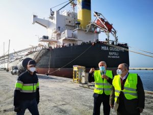 El presidente de la APA y directivos de SALG, en la operación de carga de yeso en el buque MBA Giuseppe