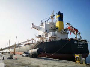 El granelero MBA Giuseppe carga yeso en el Muelle de Pechina