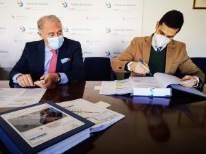 El presidente de la APA y el apoderado de Construcciones Nila firman el contrato para la ampliación de las pantallas atrapa-polvo del Puerto