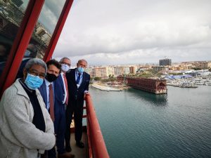 Directivos del Hospital Univiersitario Torrecárdenas, en la Torre de Salvamento Marítimo del Puerto
