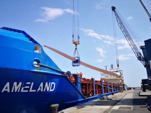 Embarque de palas eólicas en el carguero Aveland, en el Puerto de Almería