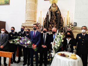 El presidente de la APA, el alcalde y representantes de la Policía Portuaria, en la ofrenda floral a la virgen del Rosario del Mar