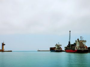 Dos buques portacontenedores, en la dársena de Almería