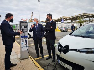 El alcalde y el presidente de la APA atienden las explicaciones sobre el funcionamiento de los cargadores de vehículos eléctricos del Puerto de Almería