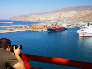 Un fotógrafo enfoca su cámara sobre el Puerto de Almería, desde la Torre de Salvamento Marítimo