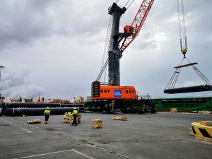 Carga de tubos en el Muelle de Ribera, del Puerto de Almería