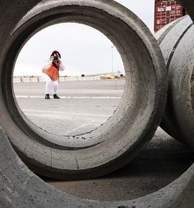Una participante en el Concurso de Fotografía capta una imagen de unos tubos