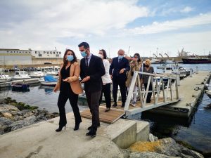 La consejera Carmen Crespo y el presidente de la APA, en la inauguración del nuevo Fondeadero del Puerto Pesquero de Almería