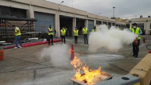 Prácticas contra el fuego, en el Curso de Mercancías Peligrosas, en el Puerto de Almería