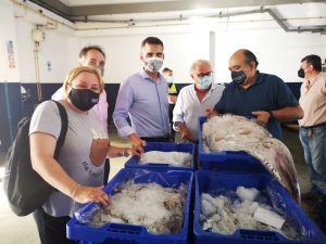 El presidente de la APA con el alcalde de Almería, en la Lonja de Pescado