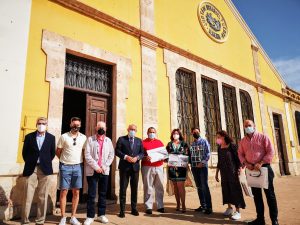 El presidente de la APA, con los premiados y el jurado del Concurso de Fotografía