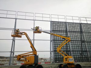 Instalación de las nuevas pantallas atrapa-polvo, en el Muelle de Pechina