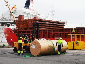 Descarga de bovinas de papel en el Puerto de Almería