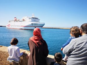 Un ferri entra en el Puerto de Almería, procedente del norte de Áfrrica