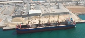 Un buque carga yeso en el Muelle de Pechina, del Puerto de Almería
