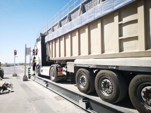 Un camión, en la nueva báscula del Puerto de Almería