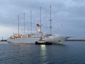 El crucero Wind Surf, entra por la bocana del Puerto