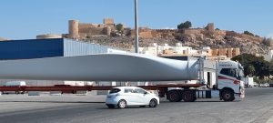 Una de las palas eólicas entra esta mañana en el Puerto