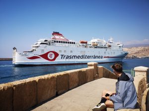 Un ferri de Trasmediterránea entra en el Puerto de Almería