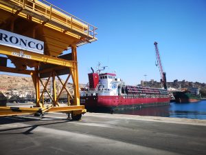 Embarque de tubos en el muelle Ribera-Poniente