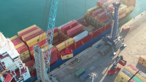 Carga de un portacontenedores en el Muelle de Poniente