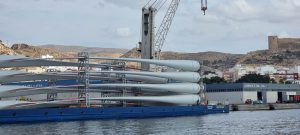 El buque Topaz Ruza, con el cargamento de palas de aerogeneradores, en el Puerto de Almería