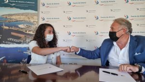 La asesora del IAM y el presidente de la APA, tras la firma del acuerdo de adhesión