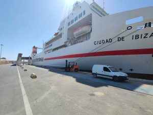 Suministro eléctrico al ferri Ciudad de Ibiza, en el Puerto