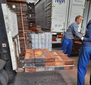 La madera que se pondrá en el paseo peatonal del Cable Inglés está siendo tratada en una empresa especializada de Orense