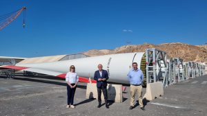 Los representantes de Eblades Technology SL y el presiente de la APA, ante las palas eólicas, en el Puerto
