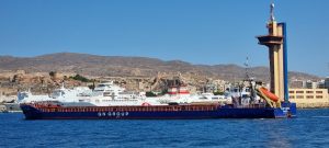 Un carguero entra en el Puerto de Almería