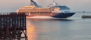 El crucero Marella Explorer 2 entra por la bocana del Puerto