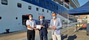 El presidente de la APA y el delegado de Turismo dan la bienvenida al crucero Marella Explorer 2, en su primera visita a Almería