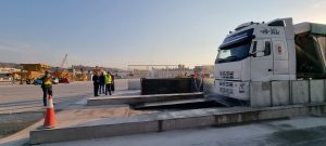 Un momento de la puesta en servicio de una de las estaciones lava-ruedas en el Puerto