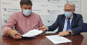 Un momento de la firma del contrato entre la APA y Mayfra Obras y Servicios SL