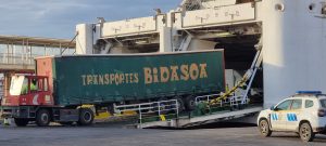 Un camión desembarca de un ferri en el Muelle de Ribera