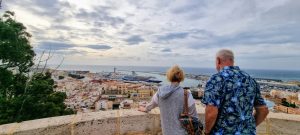 Turistas del Marella Explorer ven su crucero en el Puerto desde la Alzacaba