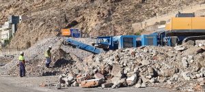 Operación de triturado de los residuos de las obras del Pesquero, de la máquina móvil de machaqueo