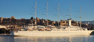 El crucero Wind Surf, aq los pies de la Alcazaba de Almería, hoy