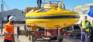 Embarque de una boya de aguas profundas, en el Puerto de Almería