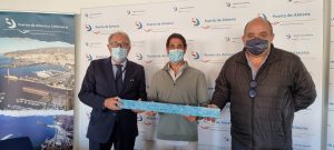Un momento de la firma del acuerdo para el reciclado de redes de pesca inservibles