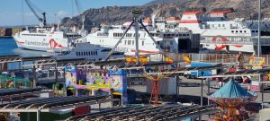 Montaje del parque de atracciones 'Almeripark' en el Puerto