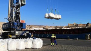 Un buque carguero en el Muelle de Ribera-Poniente