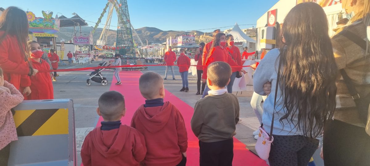 Niños aguardan ansiosos la apertura del Parque de Atracciones del Puerto