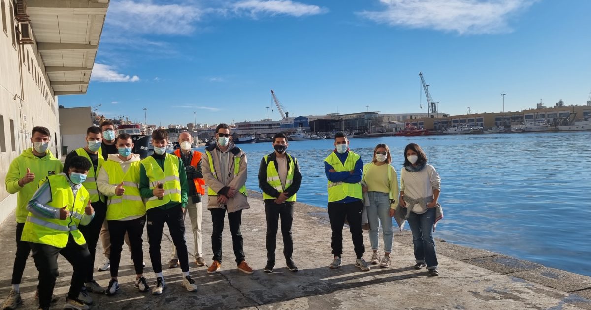 Alumnos del IES Galileo, en el Puerto Pesquero de Almería