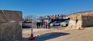 Obras de construcción de un portón entre el Camino del Faro y La Piscina