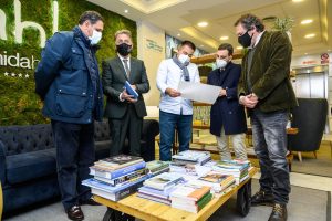 Un momento de la inauguración de la Biblioteca del Mar, de Avenida Hotel